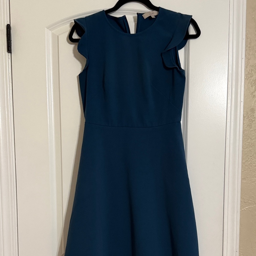 Loft flutter Sleeve flare Dress. Perfect for work! Size 2 with pockets!